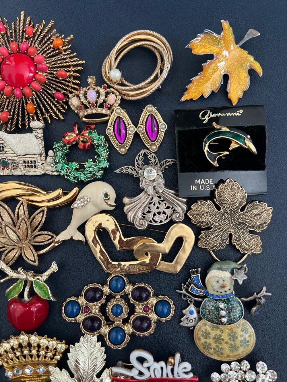 Vintage to Modern Brooches and
Earrings Lot Bundle
Set Some Signed - Picture 4 of 7